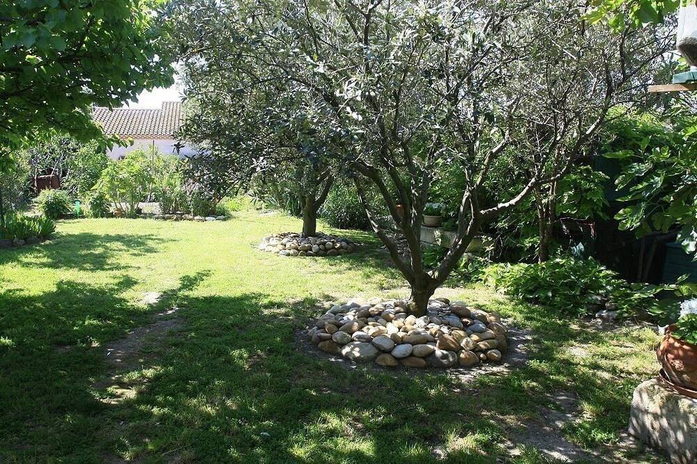 Apartamento entero, A 200 metros del corazón del pueblo, App 55 M² Wifi en Resid patio cerrado, tranquilo in Châteauneuf-de-Gadagne, Vaucluse