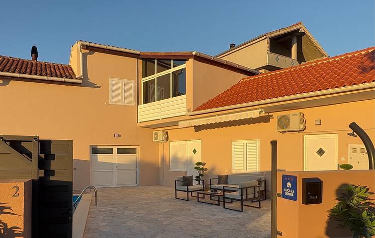 Ferienhaus für 6 Personen, mit Terrasse in Obrovac