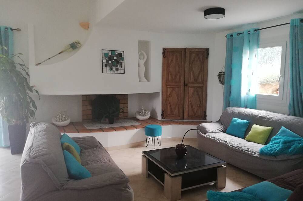 Nice Provencal villa with pool at the foot of the medieval village of Gattieres in Gattières, Cannes region