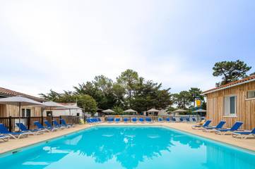 Parc de vacances pour 5 personnes, avec terrasse et piscine, animaux acceptés en Charente-Maritime