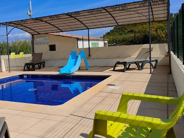 Camping Tikayan Félix de la Bastide - Tente en toile et en bois 5 personnes - Tente Lodge Kenya. - Pas de salle d’eau in Saint-Mitre-les-Remparts, Côte méditerranéenne (France)