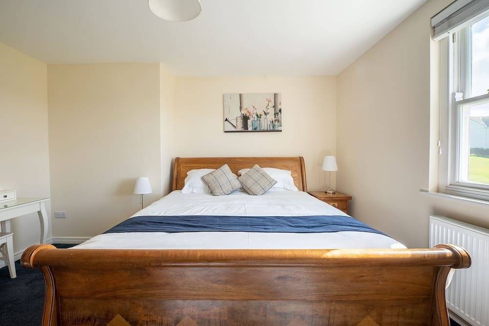 Luxury Holiday Cottage, Beach with Great Sea Views, Broad Haven, Pembrokeshire in Broad Haven, Pembrokeshire