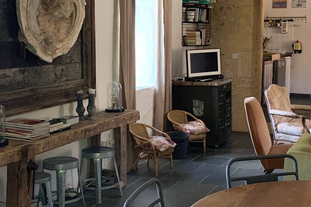 Gite de charme avec piscine et tennis in Bars, Périgord Noir