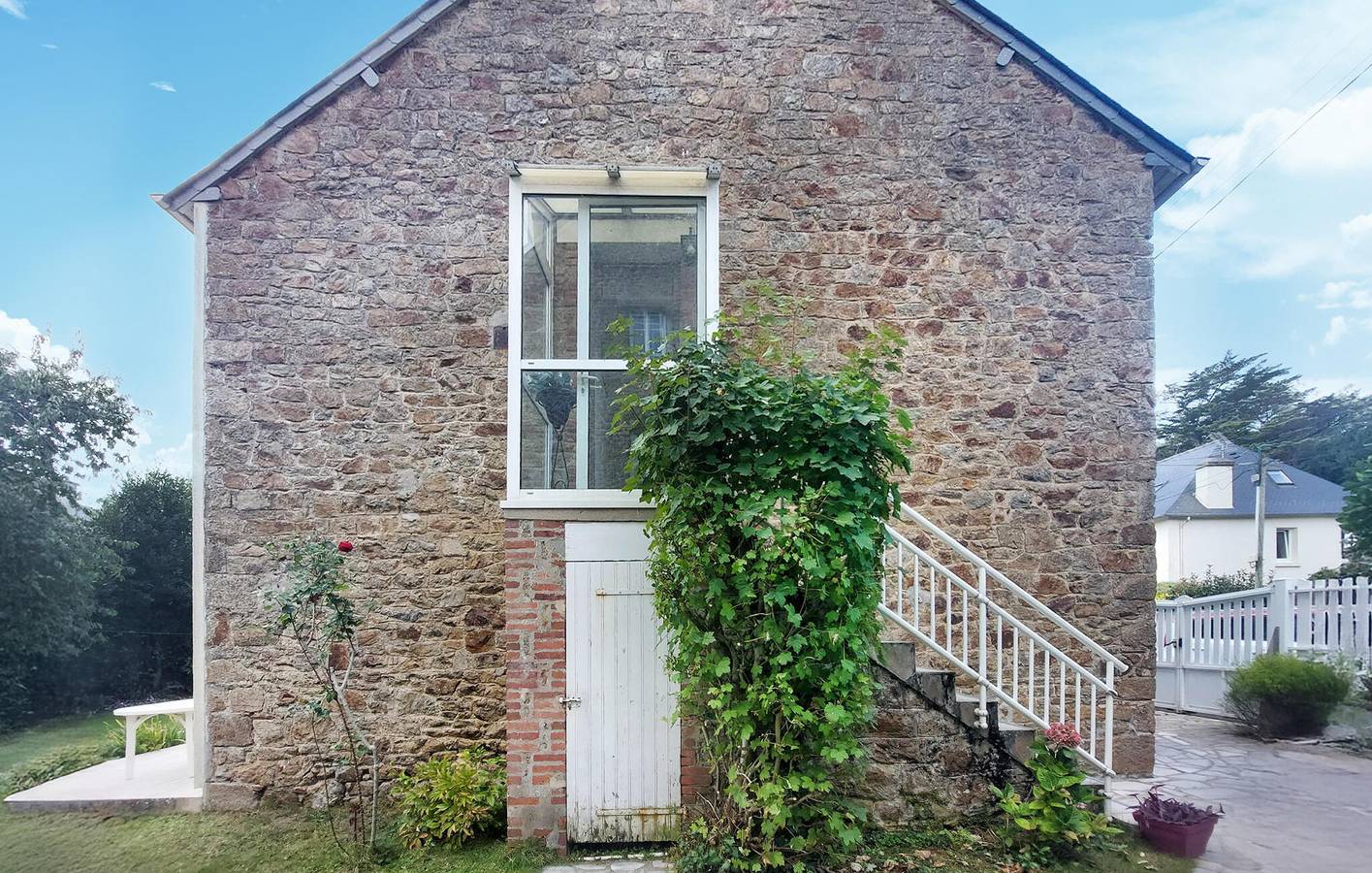 Entire holiday apartment, Charming Apartment with Garden, WiFi & Parking near Plage des Bas-Sablons in Saint-Malo, Saint-Malo region