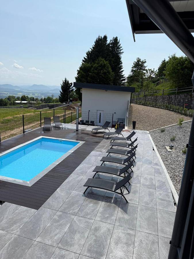 Ferienanlage für 6 Personen, mit Ausblick und Garten sowie Sauna und Pool, mit Haustier in Slowenien