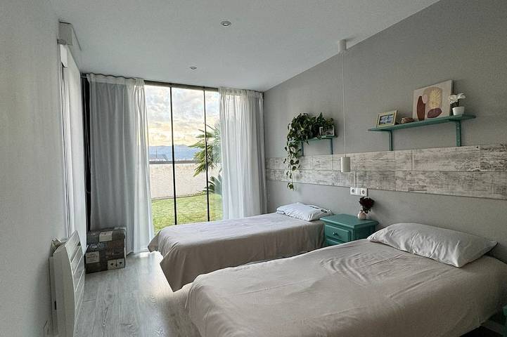 Haus mit Garten und Pool 5 Minuten von den Stränden entfernt in Praia Grande do Esteiro (Boiro), Boiro