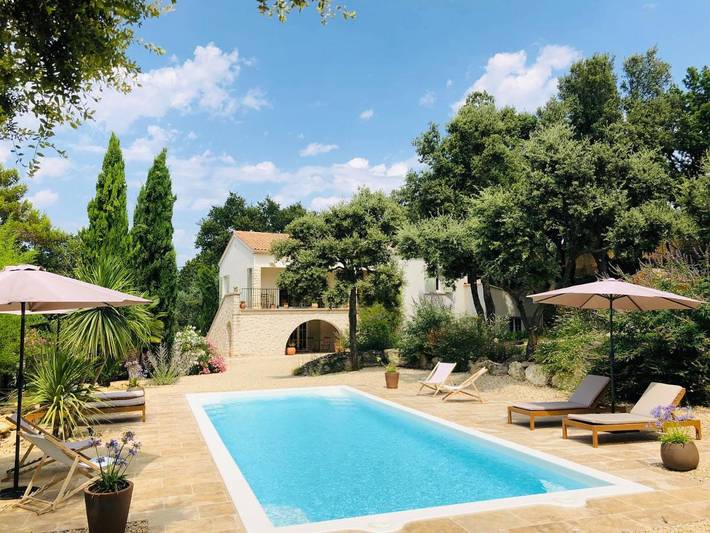 Gîte pour 2 personnes, avec Terrasse et Jardin ainsi que Piscine et Vue à Vernègues