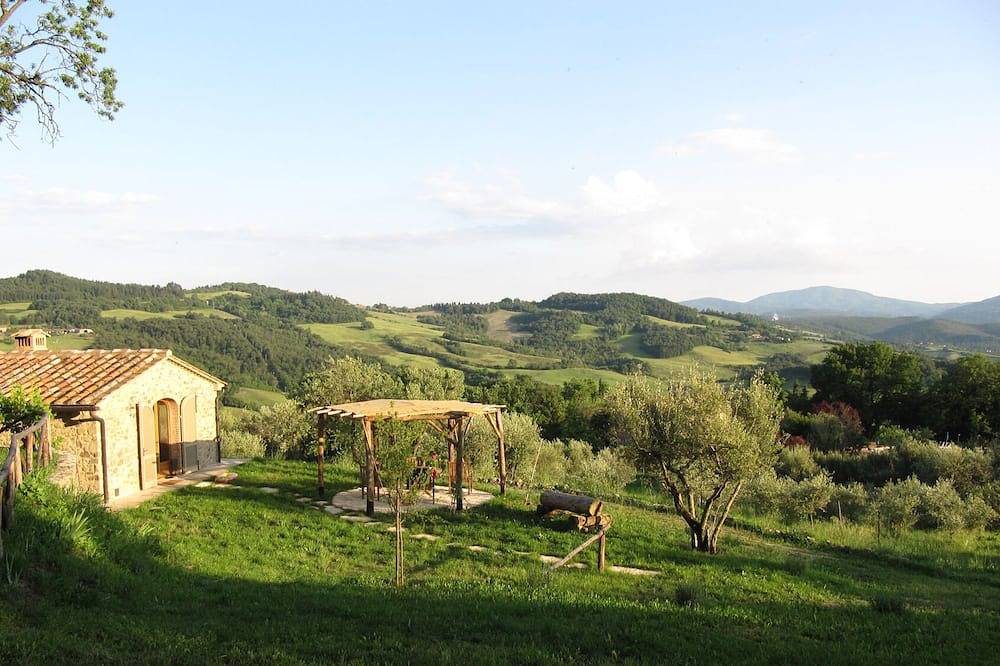 Tuscan country house with enchanting view and swimming pool in Radicondoli, Siena Provinz