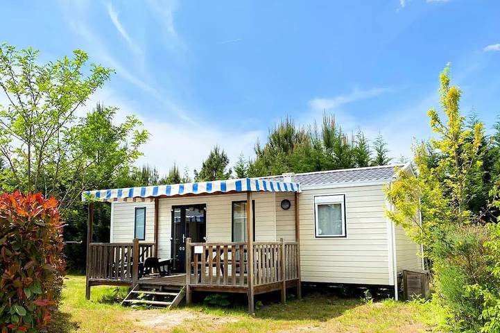 Camping pour 6 personnes, avec piscine ainsi que jacuzzi et terrasse, animaux acceptés