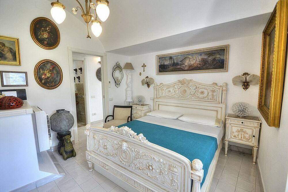 Villa Marinella: A romantic and welcoming three-story villa situated in a quiet location, at a short distance from the famous Piazzetta of Capri, with Free Wi-Fi. in Capri, Naples Province