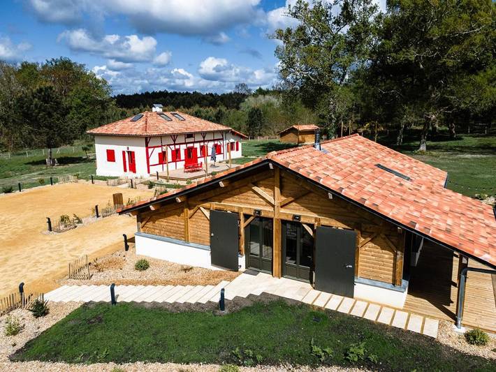 Location de vacances pour 12 personnes, avec terrasse, animaux acceptés à Uza