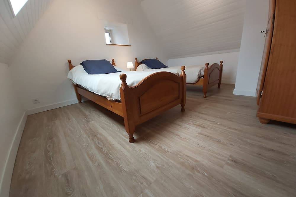 Gîte sleeps 20 with swimming pool and large grounds in Languidic, Region de Lorient