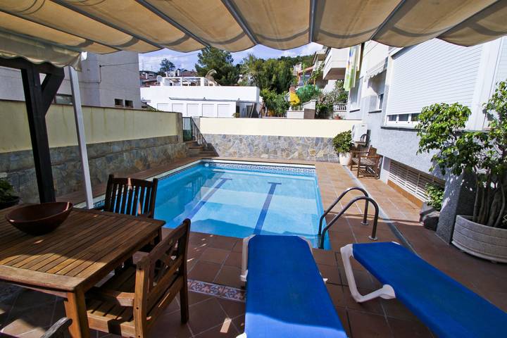 Casa para 10 personas, con jardín además de jacuzzi y terraza en Salou