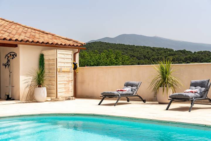 Guesthouse 'Chambre De La Reine' with Mountain View, Wi-Fi, and Air Conditioning in Crillon-le-Brave, Parc naturel régional du Mont-Ventoux