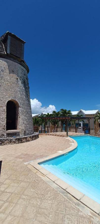 Appartement de vacances pour 4 personnes, avec terrasse et vue ainsi que piscine et jardin
