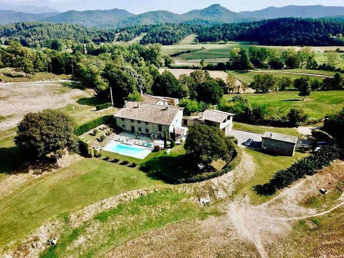 Casa rural para 15 personas, con vistas además de piscina y jardín, Se admiten mascotas en Garrotxa - 3