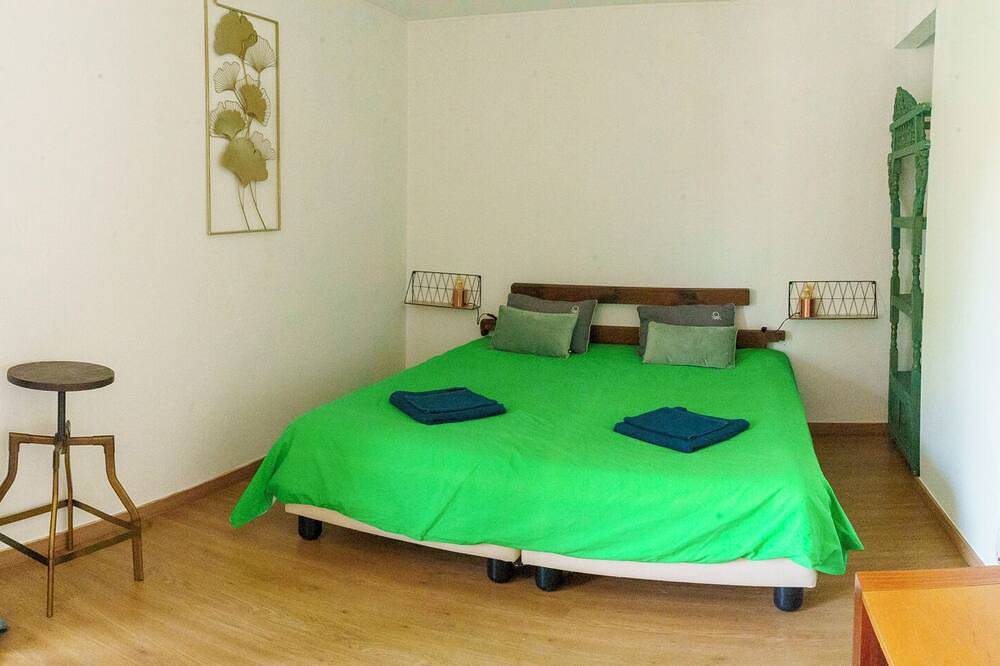 5-bedroom beach house ideal for groups 5 min walk from Carcavelos beach in Oeiras, Costa de Lisboa