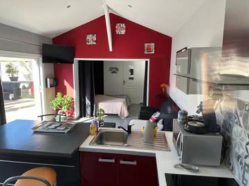 Gîte pour 3 personnes, avec jardin ainsi que terrasse et piscine, animaux acceptés à Saint-Vite