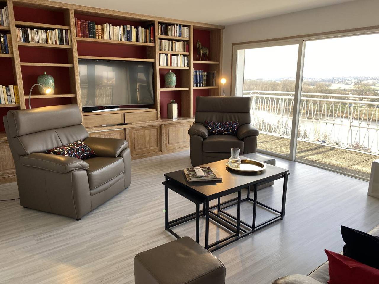 Ganze Wohnung, Panorama-Wohnung im Zentrum von Moulins mit Terrasse, 2 Schlafzimmern und modernen Annehmlichkeiten in Moulins, Allier