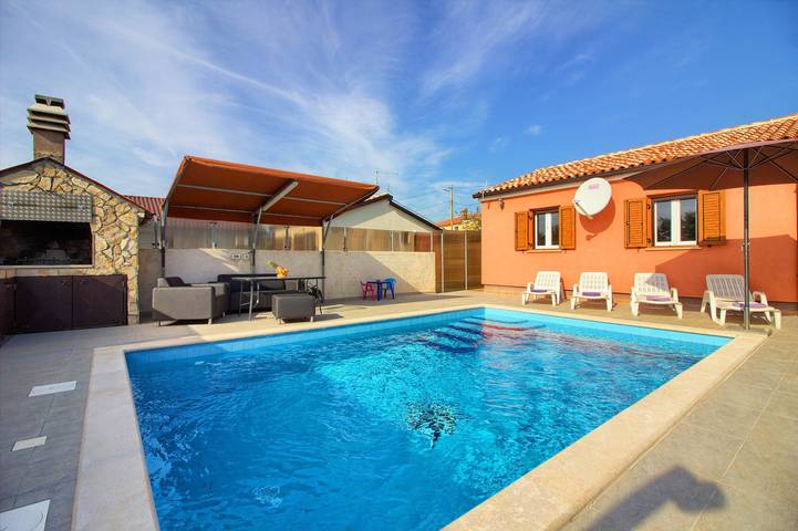 Villa pour 5 personnes, avec jardin ainsi que piscine et terrasse à Loborika - 2