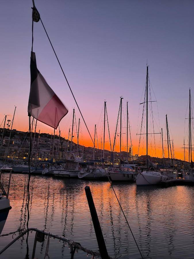 Boot für 2 Personen, mit Terrasse und Seeblick sowie Ausblick in Südfrankreich