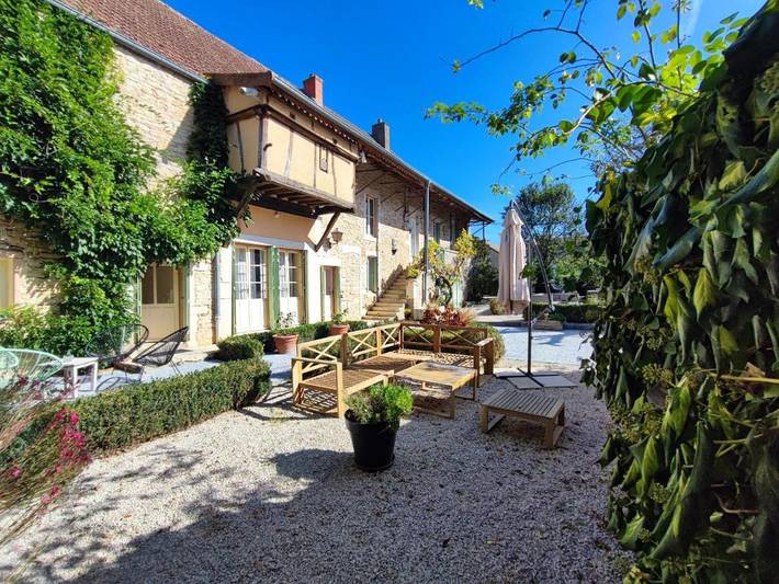 Cottage pour 3 personnes, avec terrasse ainsi que vue et piscine à Demigny