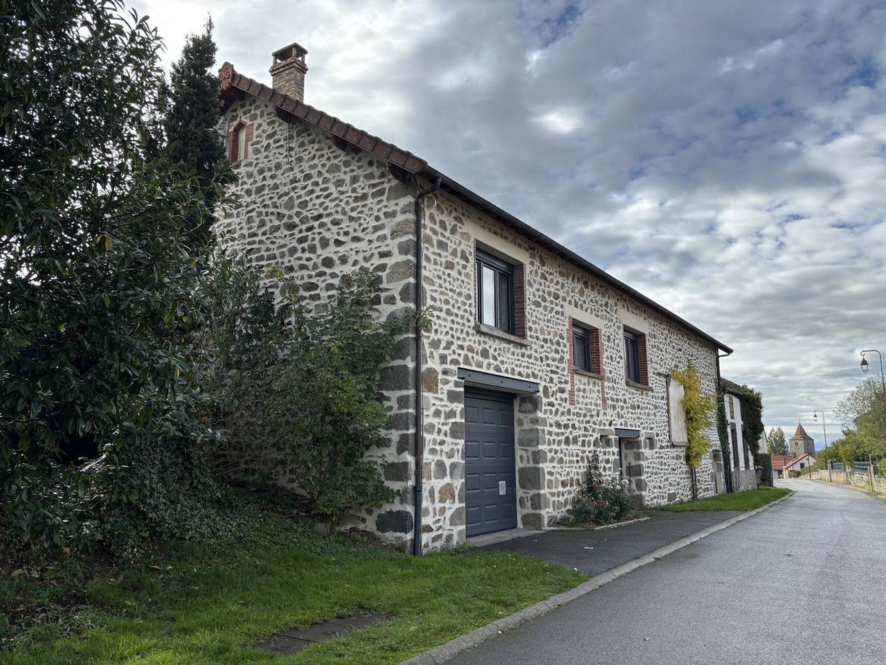 Gîte au calme avec piscine couverte, Wi-Fi et animaux acceptés in Sainte-Thérence, Région de Montluçon