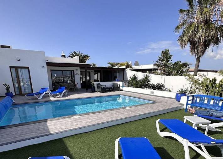 Villa for 8 people, with Hot tub and Terrace as well as Garden and Pool in Parque del Rey