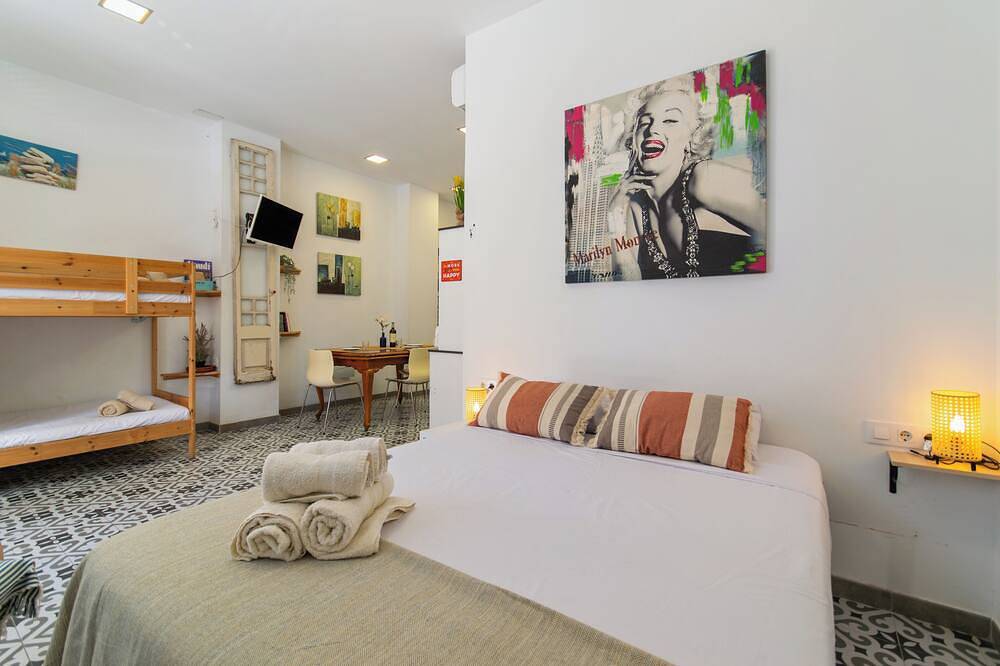 Appartement entier, Fully equipped studio, 15 minutes from downtown Bcn, 8 min. walk from the beach in Sant Adrià de Besòs, Barcelonès