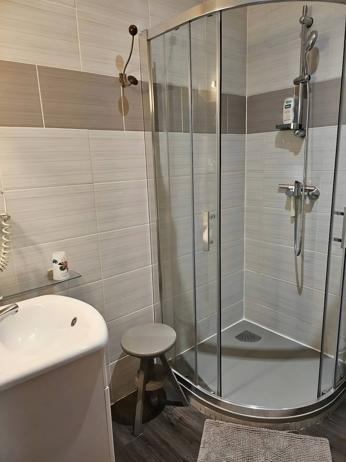 Guest Room "Little Boudha Room" with Shared Terrace, Wi-Fi, and Air Conditioning in Bernis, Mediterranean Coast (France)