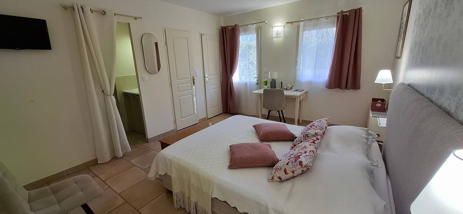 Chambre d’hôtes « Le Mas Du Loup - Chambre Coquelicot » avec vue sur la montagne, terrasse partagée et Wi-Fi in Moustiers-Sainte-Marie, Parc naturel régional du Verdon