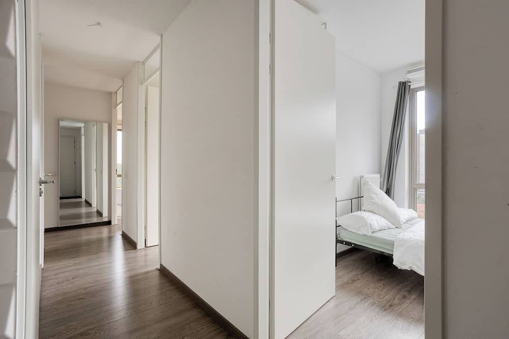 Ganze Wohnung, Spacious Amsterdam-edge retreat: sunset balcony & 6 min train to Ams in Zaandam, Holländische Küste
