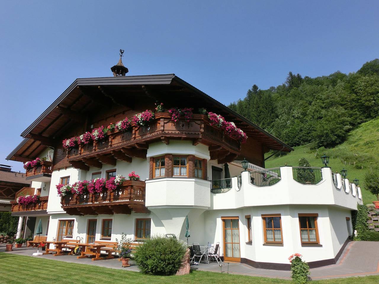 Entire apartment, Holiday Apartment "Landhaus Gruber" with Mountain View, Balcony & Wi-Fi in Alpendorf, Sankt Johann im Pongau