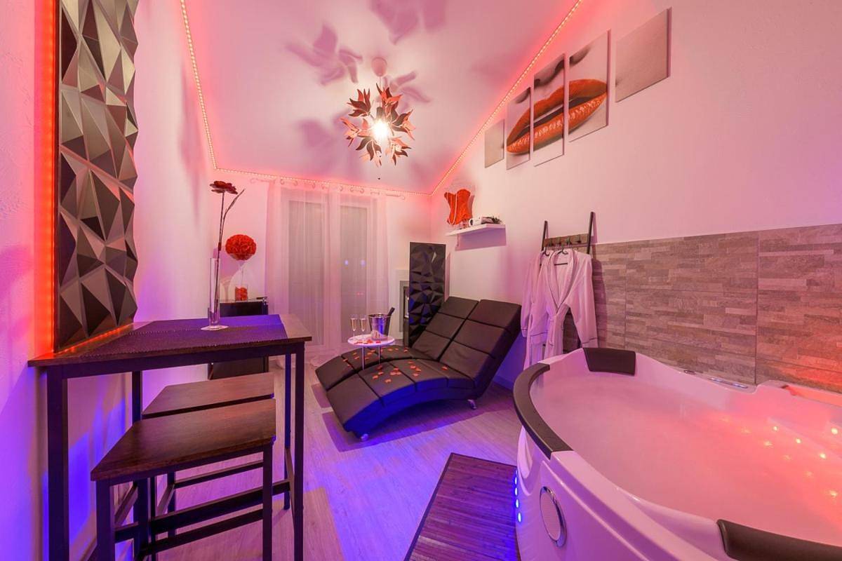 Appartement entier, Love Room - Suite romantique avec spa privatif in Le Puy-en-Velay, Haute-Loire