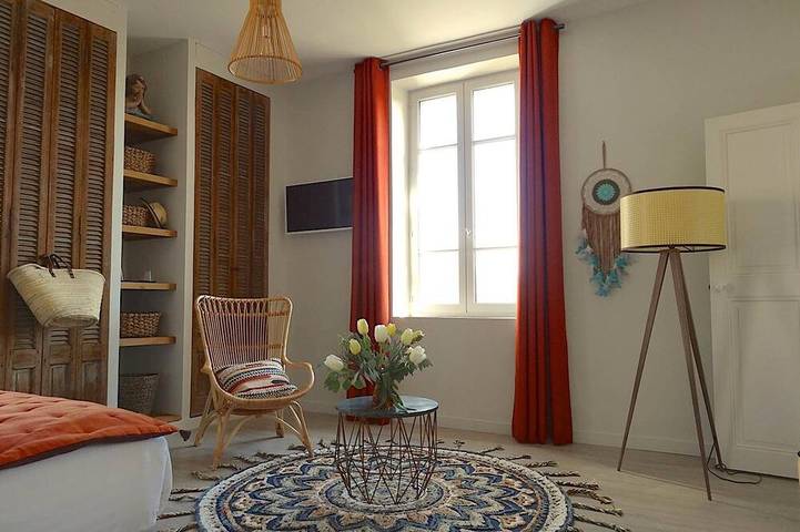 Maison le 6ème sens 6 personnes 3 chambres in Lagnes, Parc naturel régional du Luberon