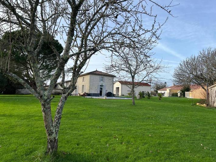 Maison d’hôte pour 4 personnes, avec jacuzzi et piscine ainsi que jardin et terrasse, animaux acceptés à Épargnes