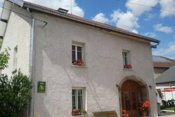 Gîte pour 11 personnes, avec Jardin à Briaucourt
