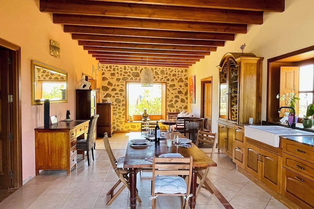 Typisch Canarische huis met uitzicht op zee, grote zonsondergangen en het strand in Piedra Playa, La Oliva