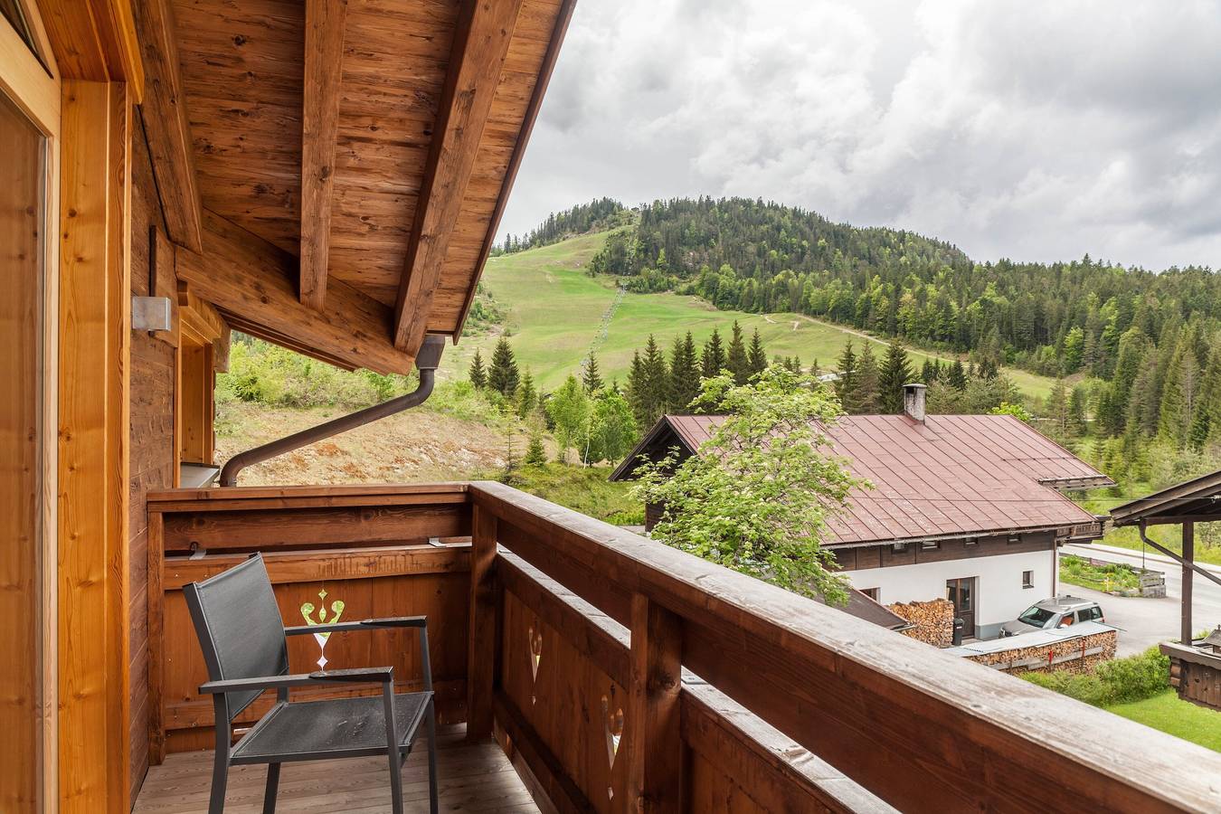 Ganze Wohnung, Ferienwohnung 'Blockhaus Sonnenspitz' mit Bergblick, Gemeinschaftsgarten und Wlan in Weidach, Leutasch