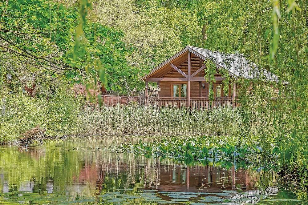 Falkner Watersedge Lodge in Tilford, Surrey