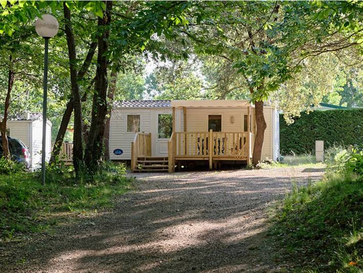 Mobil home pour 4 personnes, avec piscine et terrasse à Les Aires