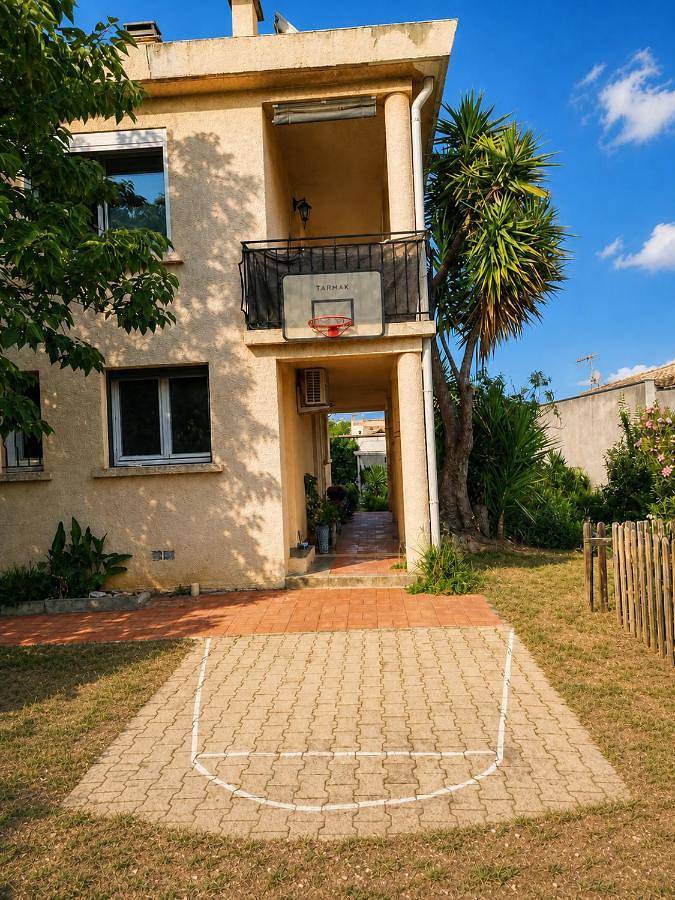 Gîte pour 4 personnes, avec terrasse ainsi que jardin et piscine à Lunel-Viel - 4