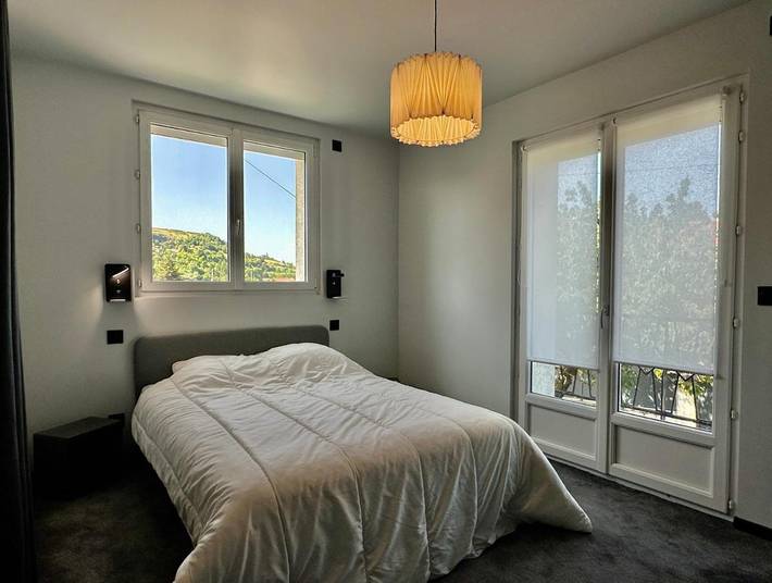 Location de vacances pour 8 personnes, avec vue et terrasse ainsi que jardin et piscine, animaux acceptés à Vals-près-le-Puy - 3