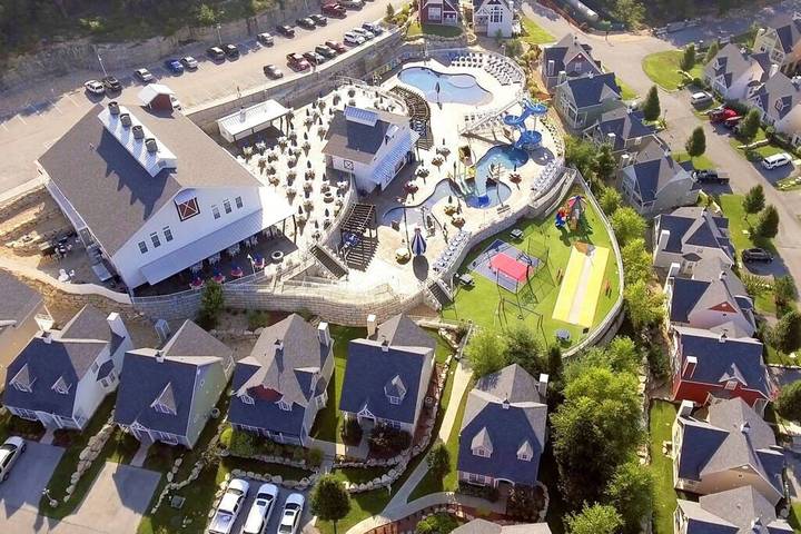 Chalet for 6 people, with hot tub and yard in Table Rock Lake