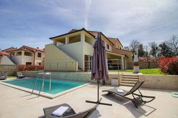 Villa für 20 Personen in Medulin, Südküste Istrien, Bild 1