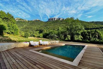 Gîte pour 10 personnes, avec terrasse et jardin à Peyrus
