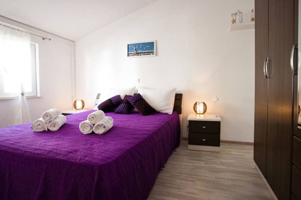 Ganze Wohnung, Nettes Apartment mit Pool und Teilmeerblick in Pisak, Split-Dalmatien