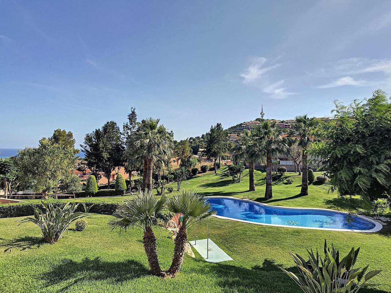 R164 Maison mitoyenne Claire avec grande piscine et jardin arboré de 3000 m² in Calafell, Costa Dorada