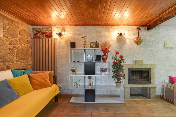 Holiday Home 'Cantinho Da Avó' with Mountain View, Private Terrace and Wi-Fi in Loivo, Viana do Castelo District