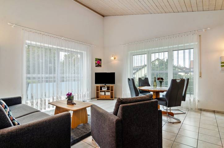 Ganze Wohnung, Ferienwohnung Rechts" mit Balkon und Wlan in Schmuggler Bucht, Konstanz